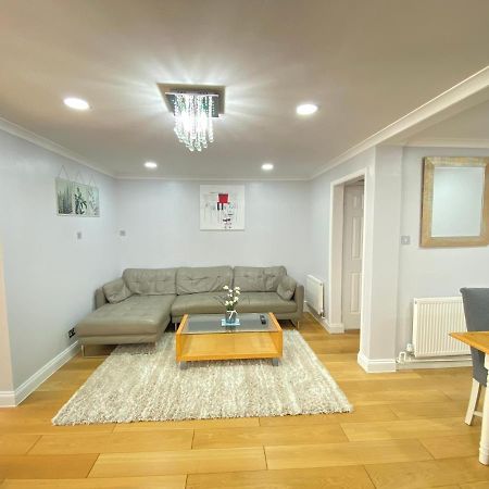 Three Bedrooms House In Windsor Extérieur photo